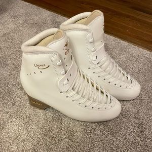 Edea Chorus figure skating boots with CCM adjustable arch insoles